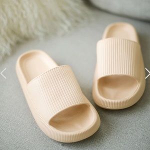 *NEW* Pillow Slides Oat Latte Size 7.5-8.5